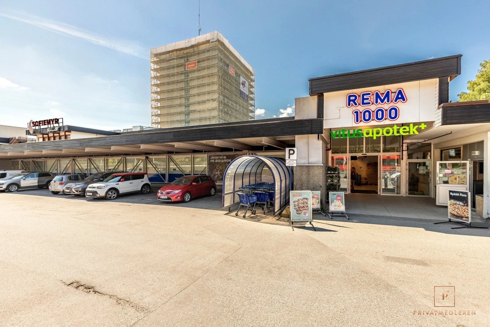 Dagligvarehandelen kan blant annet gjøres på Rema 1000, Kiwi og Extra. Galleribilde