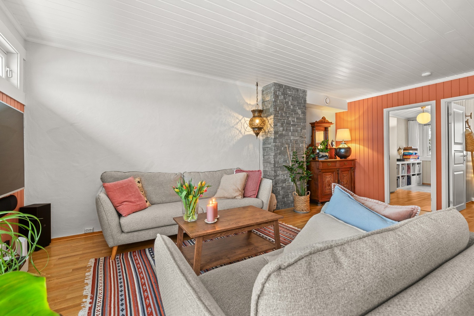 Stuen får rikelig med dagslys og grønt utsyn fra gode, vestvendte vindusflater. Galleribilde