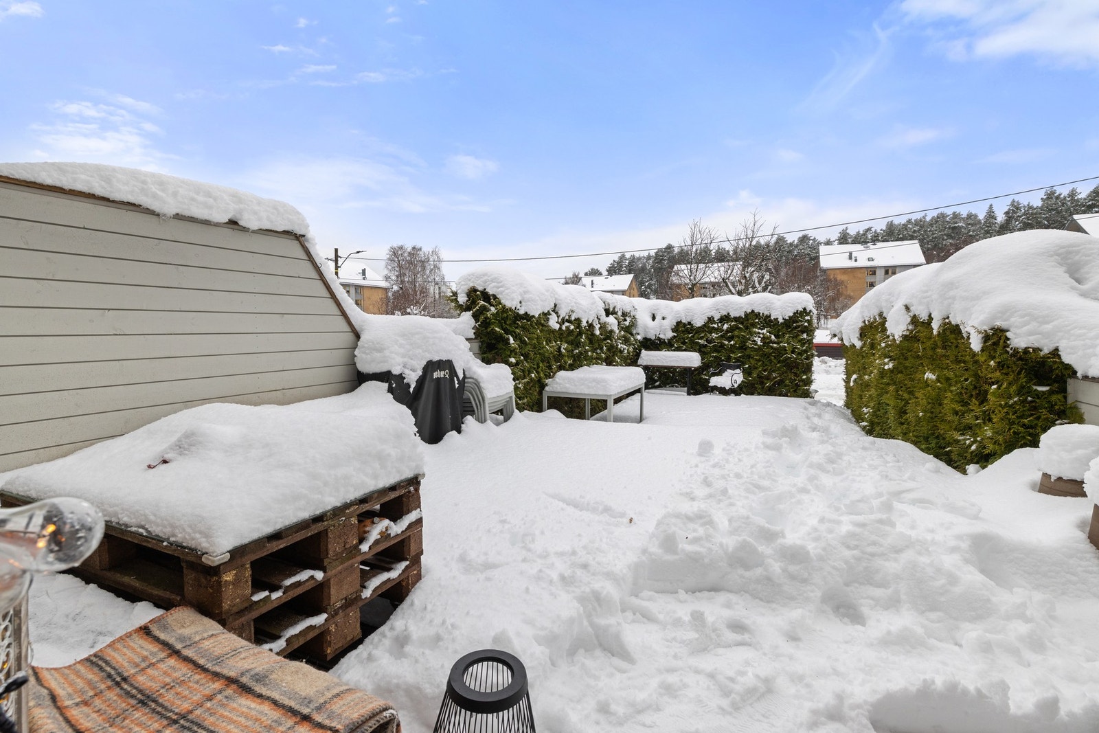 Uteområde ligger skjermet til med lite innsyn fra nabo. Galleribilde