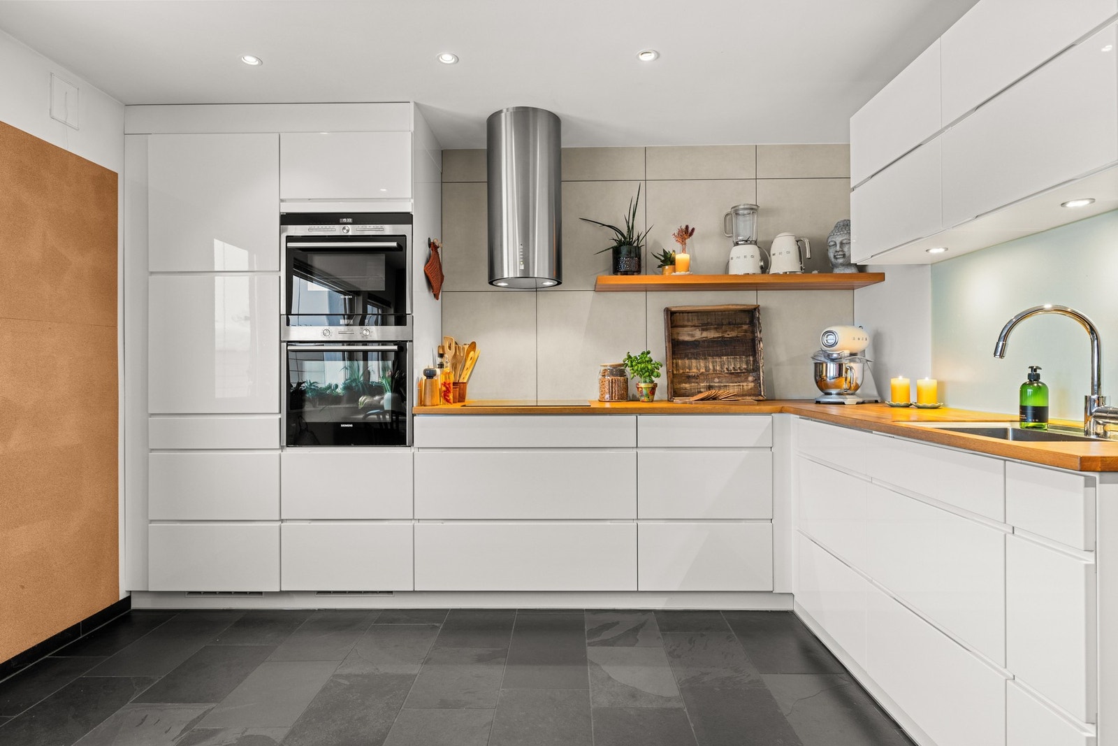 Lekkert og moderne Kvik-kjøkken med gulvvarme. Galleribilde