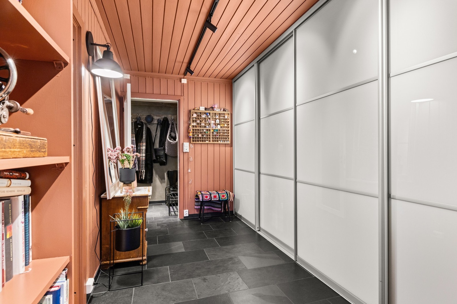 Meget praktisk skyvedørsgarderobe. Galleribilde