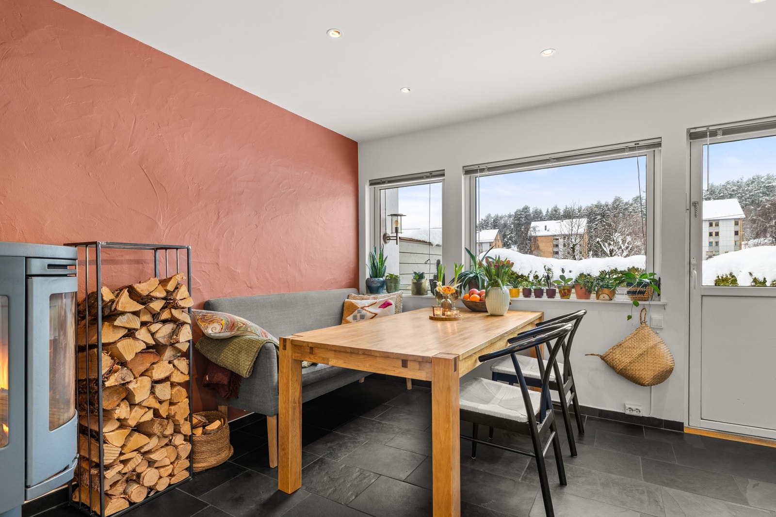 Flere vinduer på kjøkken mot vest som gir godt med lysinnslipp. Galleribilde