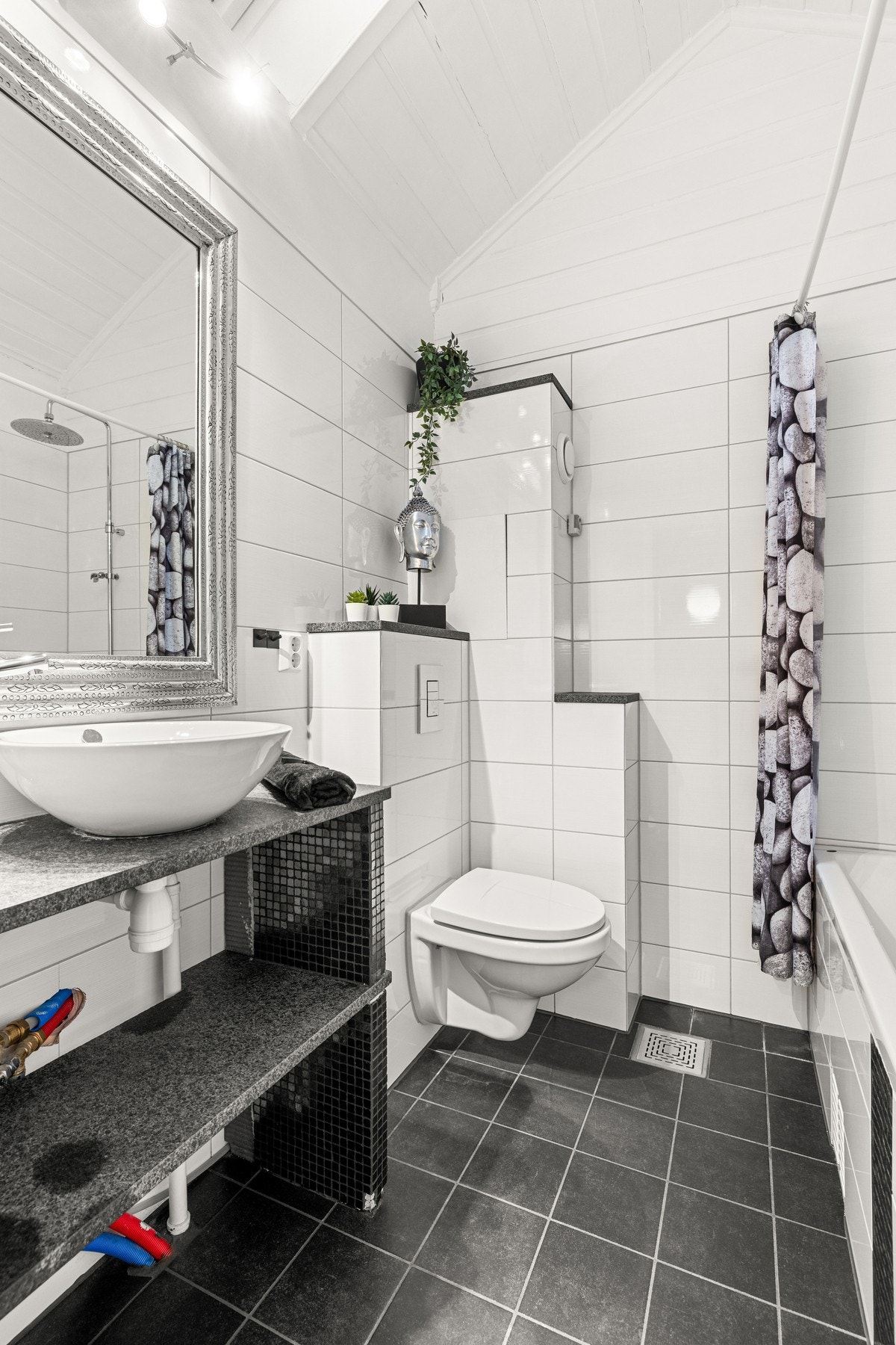 Overflater er belagt med fliser og gulvvarme. Galleribilde