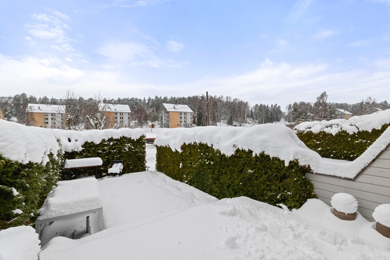 Romslig og fin uteplass. Galleribilde