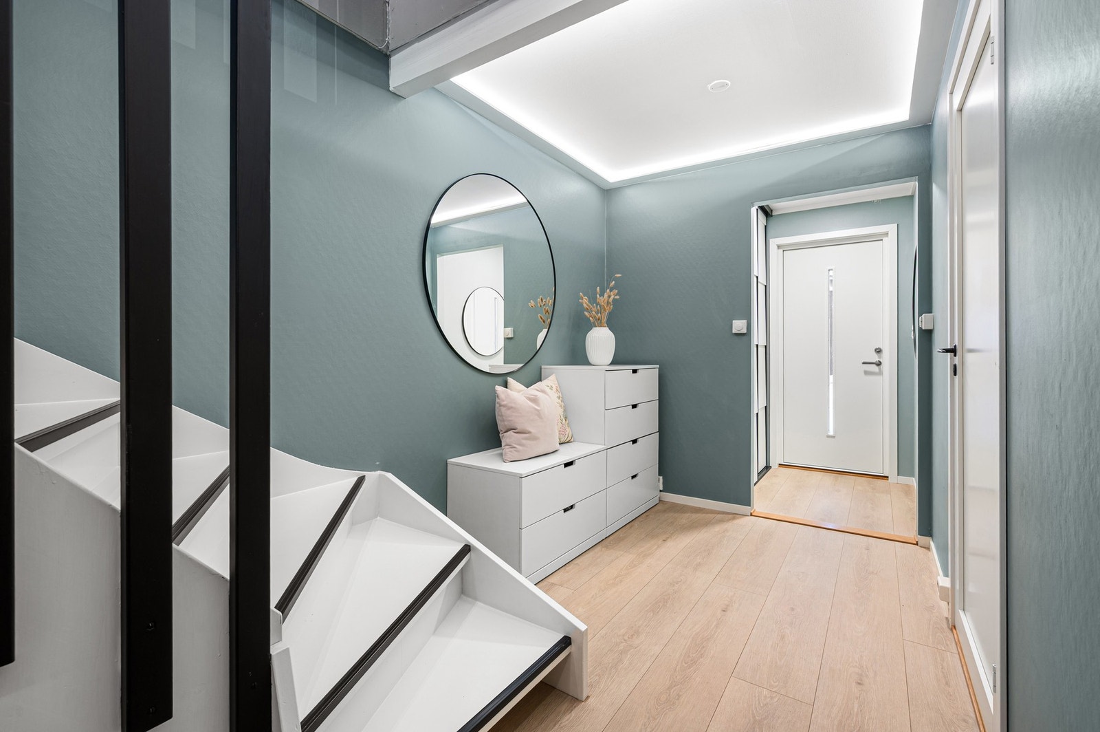 Det ble montert varmefolie og lagt nytt gulv i gang i 2022. Galleribilde