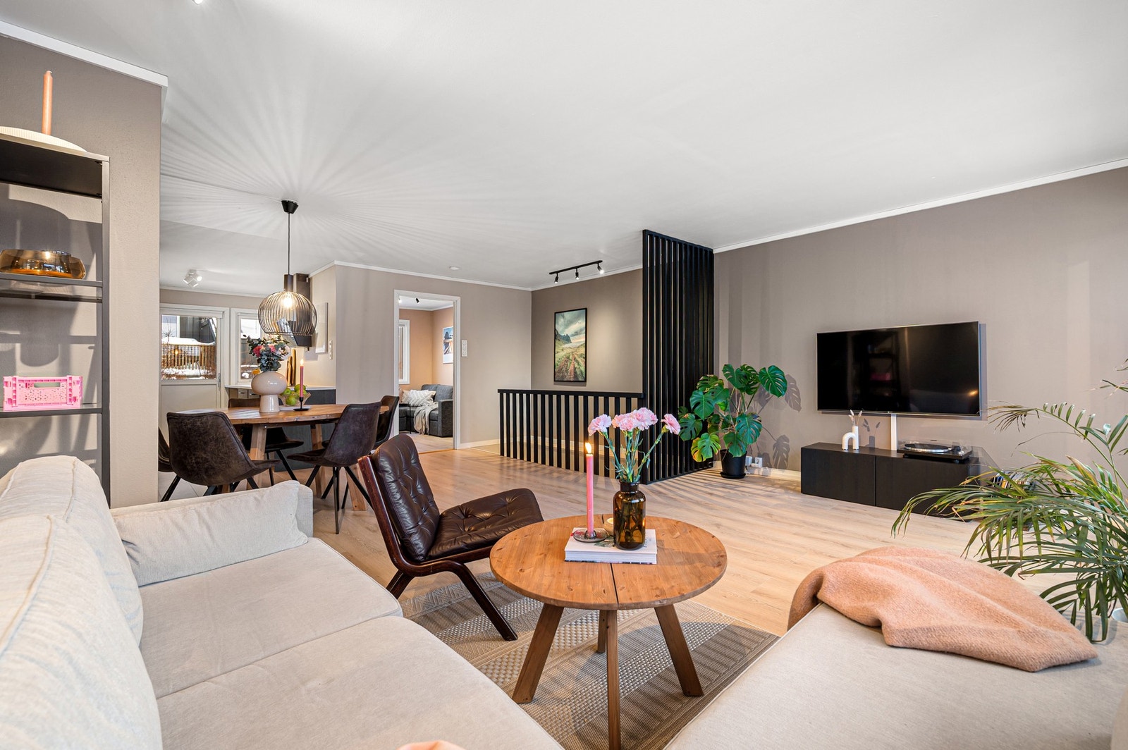 Hele boligen er nylig malt i moderne og delikate farger. Galleribilde