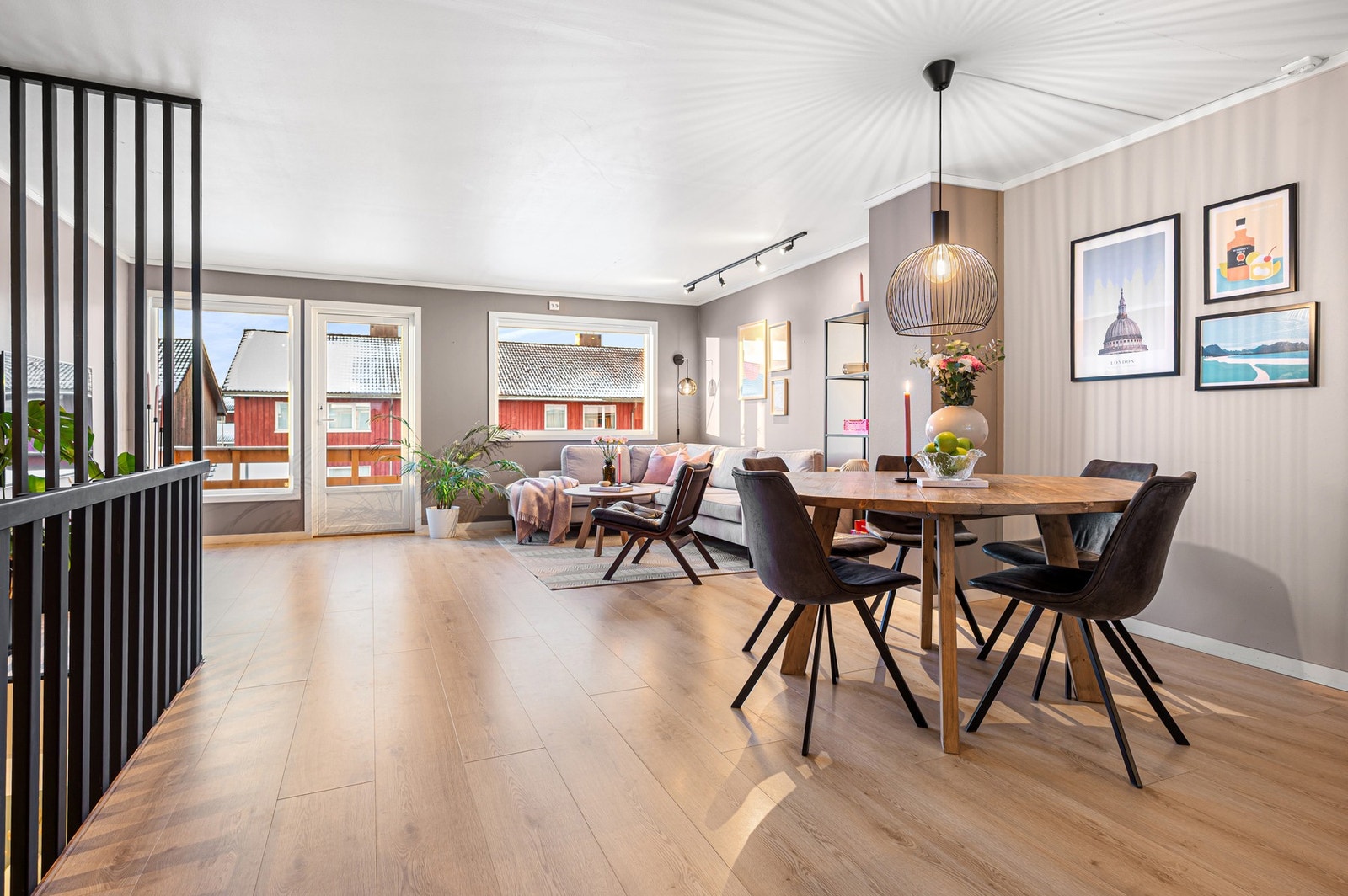 Romslig stue med god plass til sofagruppe og spisebord. Galleribilde