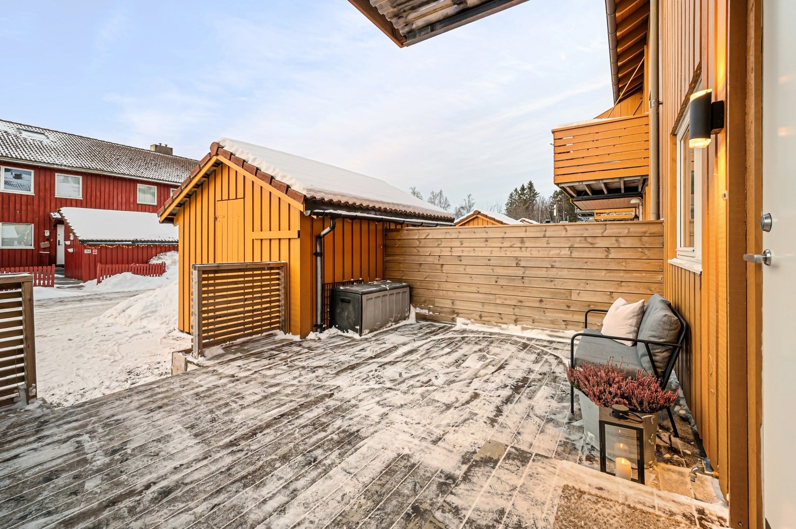 Romslig gårdsplass med god plass til egen bil. Det medfølger også en p-plass med elbillader i parkeringshuset. Galleribilde