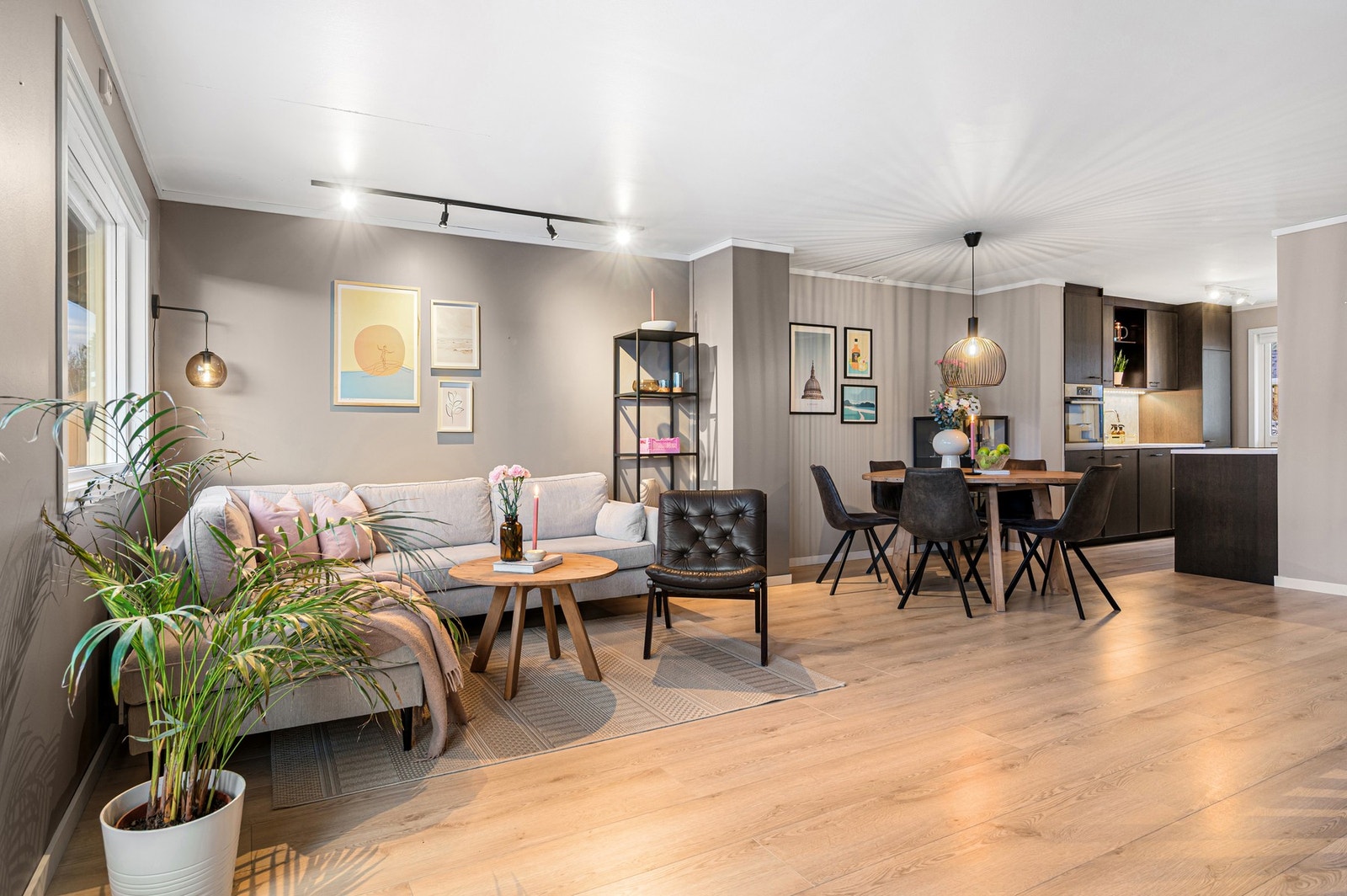 Boligen har fjernvarme og mulighet for vedfyring om ønskelig. Galleribilde