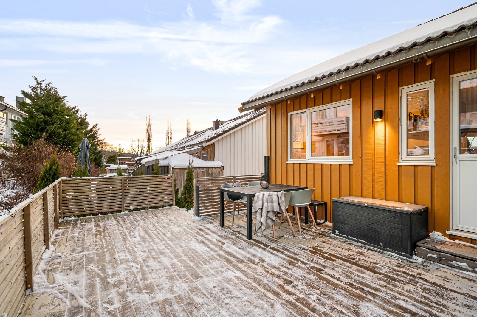 Huset ligger på enden av rekken og har solrik beliggenhet. Galleribilde