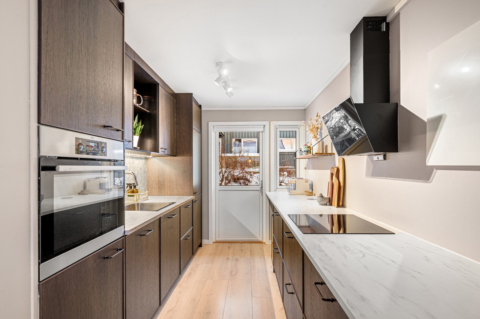 Lekkert kjøkken med mye skap og benkeplass. Galleribilde