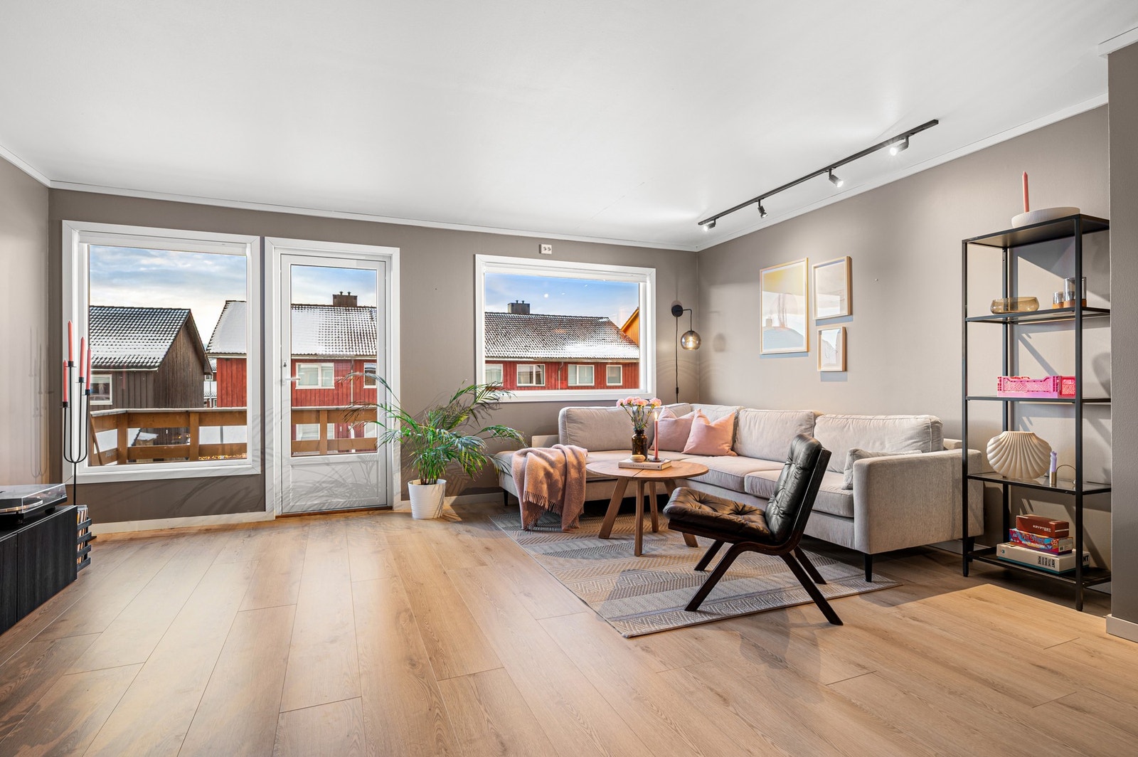 Et innholdsrikt og svært flott enderekkehus over to plan. Galleribilde