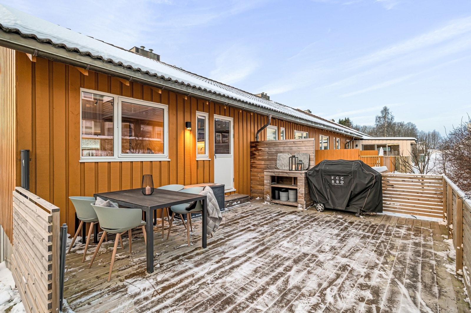 Det ble bygd ny terrasse på baksiden i 2023. Galleribilde