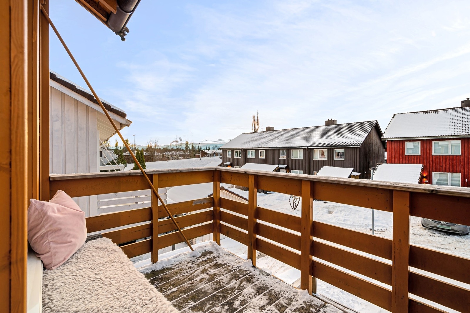 Fra stuen er det utgang til en solrik balkong. Galleribilde