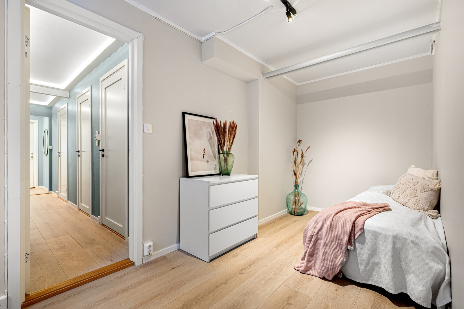 Soverommet ble pusset opp i 2025 og det ble da satt inn nytt vindu. Galleribilde