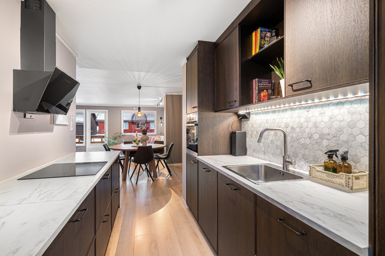 Boligen har store vindusflater på begge sider som gir godt med gjennomlys. Galleribilde