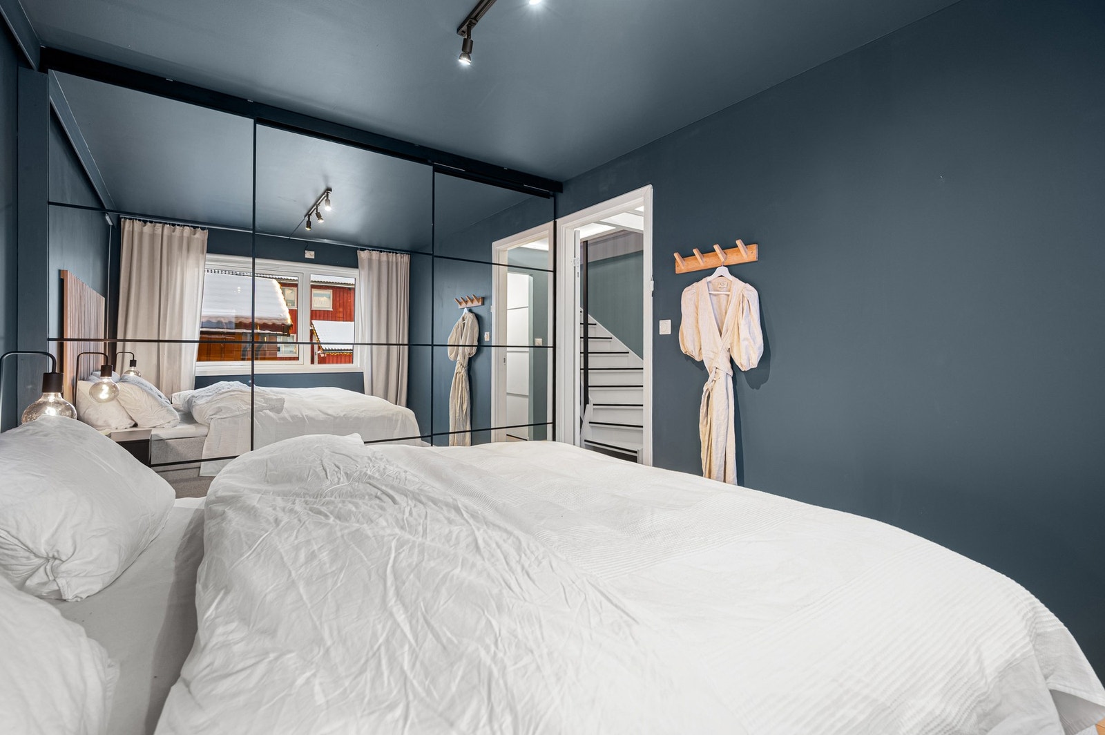 Her er det god plass til dobbeltseng og stor skyvedørsgarderobe. Galleribilde