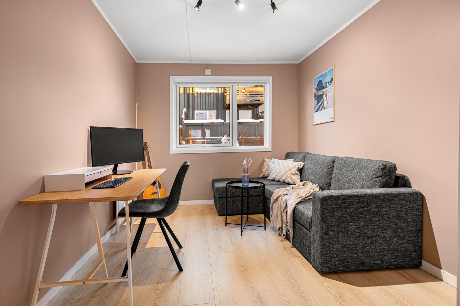 Romslig soverom oppe i 2.etasje. Galleribilde