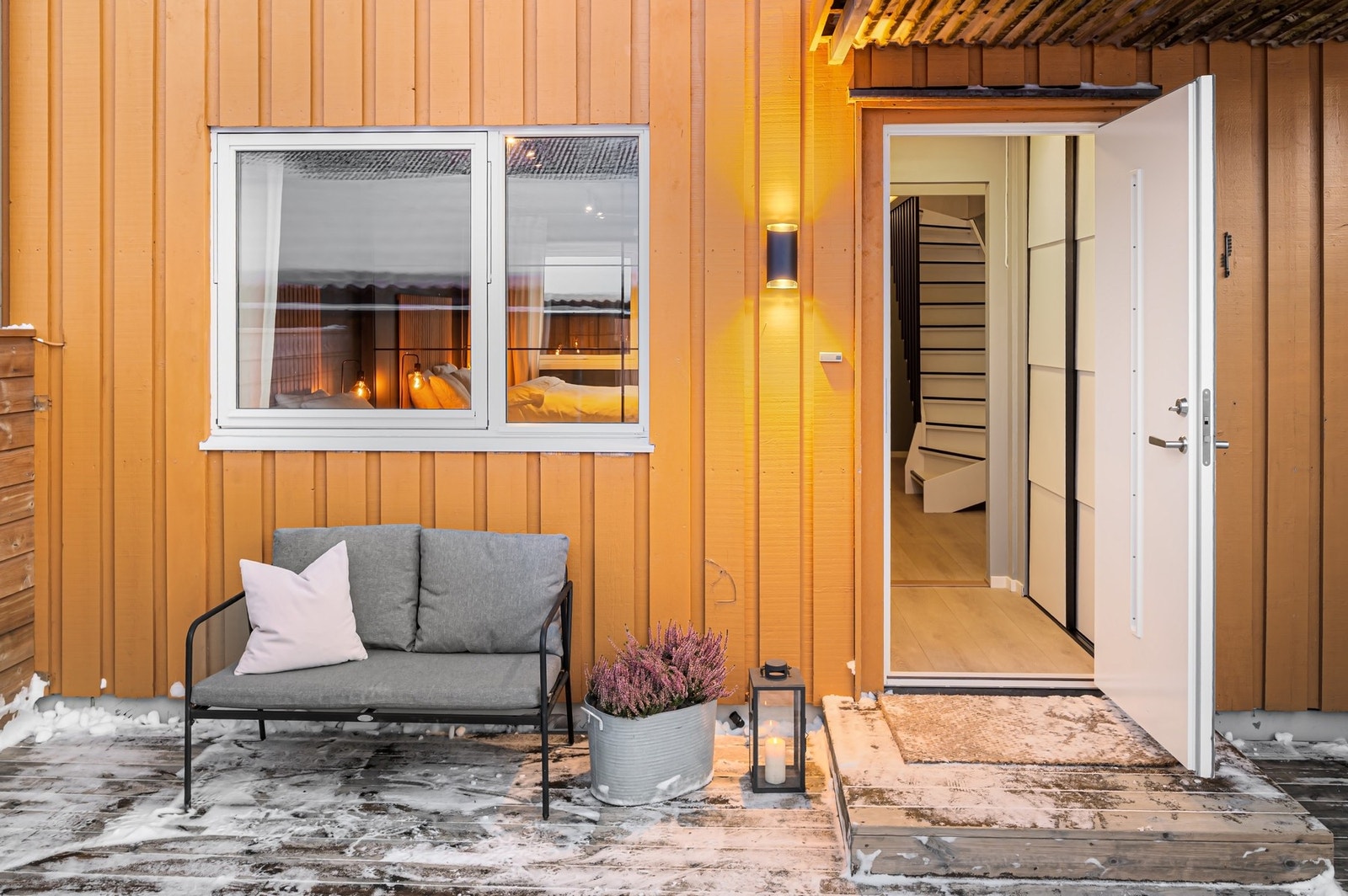 Hyggelig inngangsparti. Boligen ligger i et etterspurt tun. Galleribilde