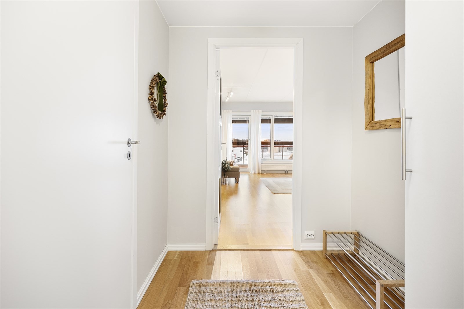 Romslig entré med god plass til sko og yttertøy Galleribilde