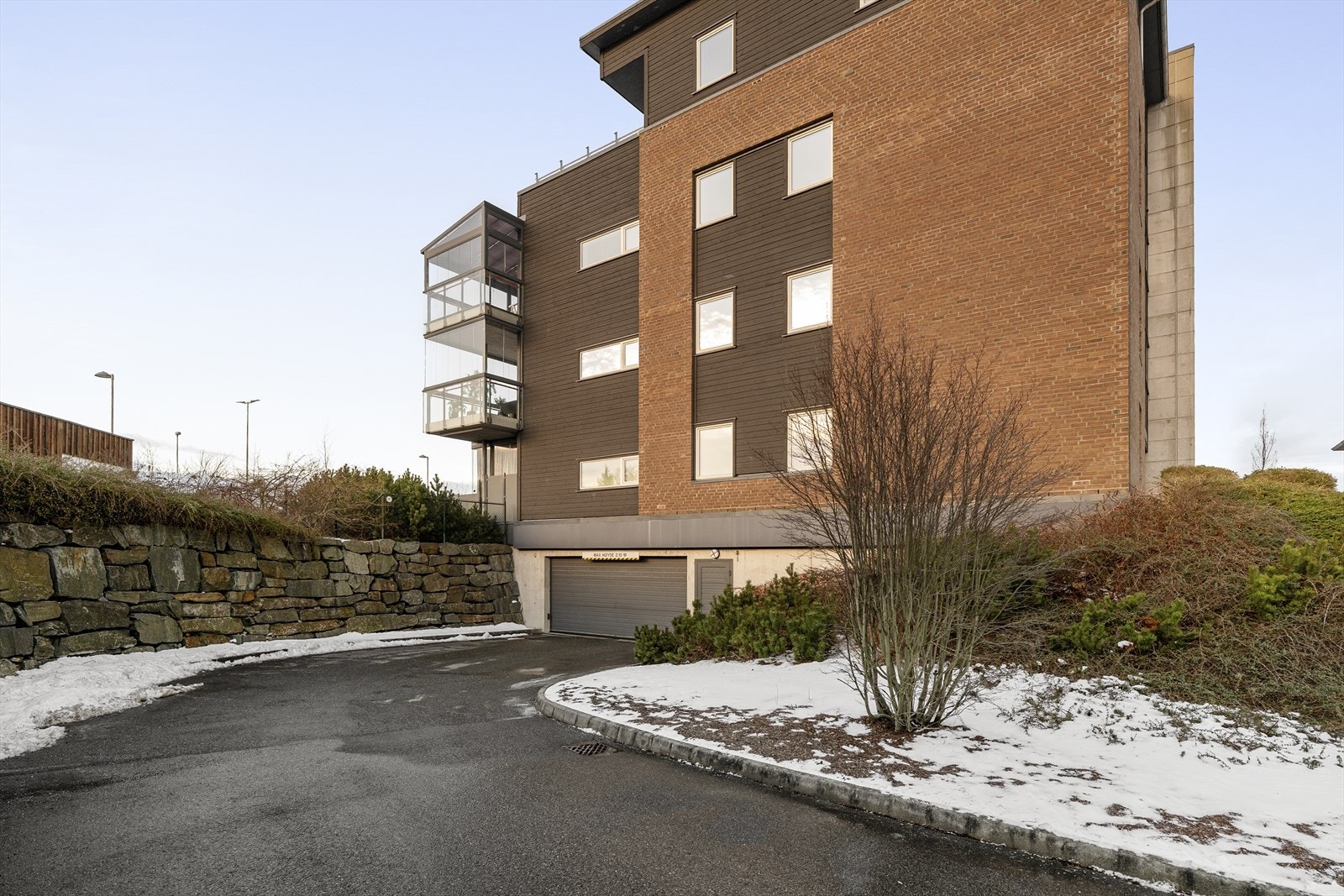 Parkering på egen p-plass i u.etg med mulighet for el-bil lader Galleribilde