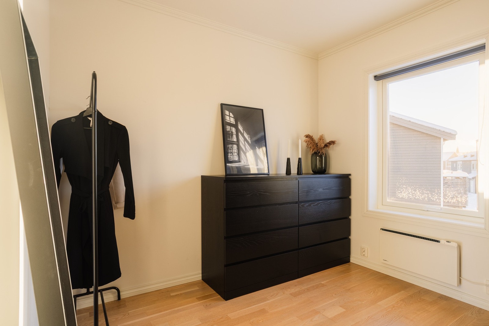 Denne fleksibiliteten gjør boligen godt tilpasset ulike livsfaser, enten du er småbarnsfamilie, trenger ekstra plass til hjemmekontor, eller ønsker rom for gjester og hobbyer. Galleribilde