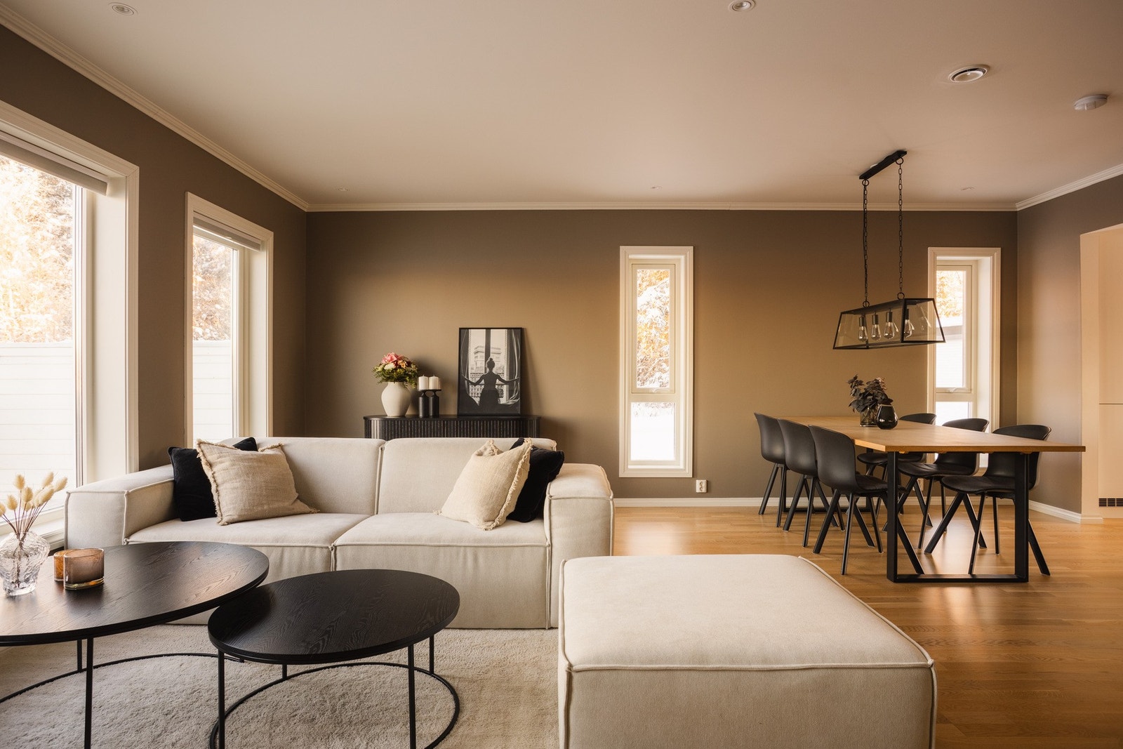 De varme jordtonene på veggene skaper en lun stemning og står fint til det lyse tregulvet, som gir et moderne og tidløst preg. Galleribilde