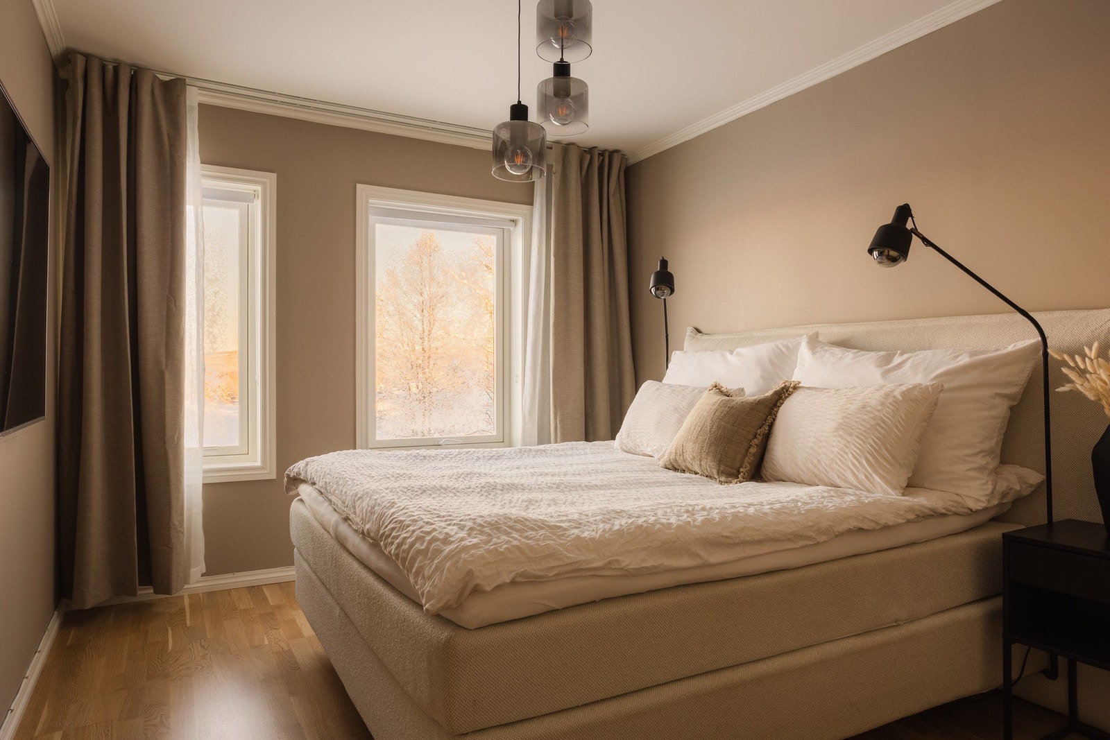 Rommene har gode vindusflater som slipper inn naturlig lys og skaper en behagelig og rolig atmosfære. Galleribilde