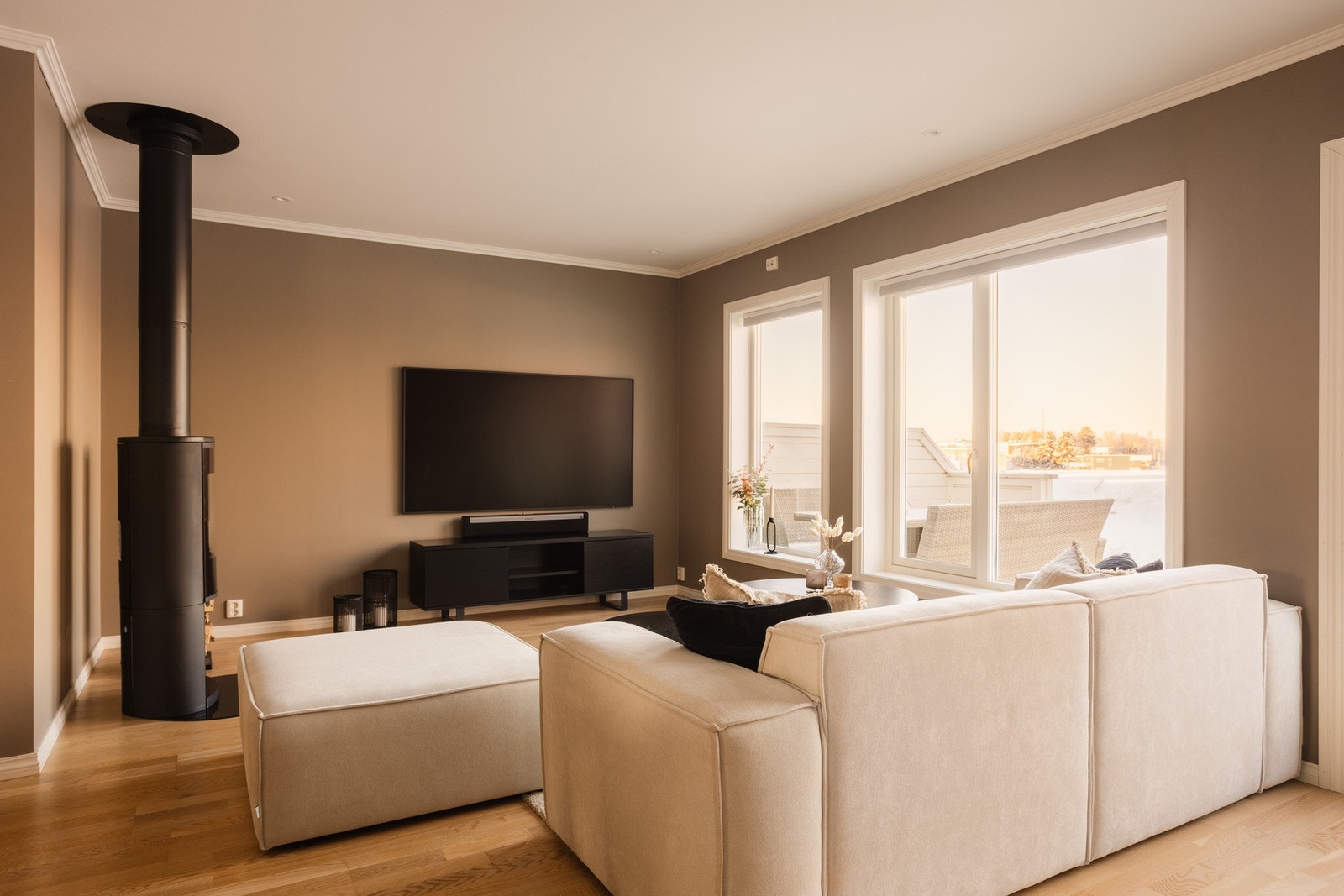 Store vindusflater slipper inn rikelig med dagslys og gir rommet en luftig og behagelig atmosfære gjennom hele dagen. Galleribilde