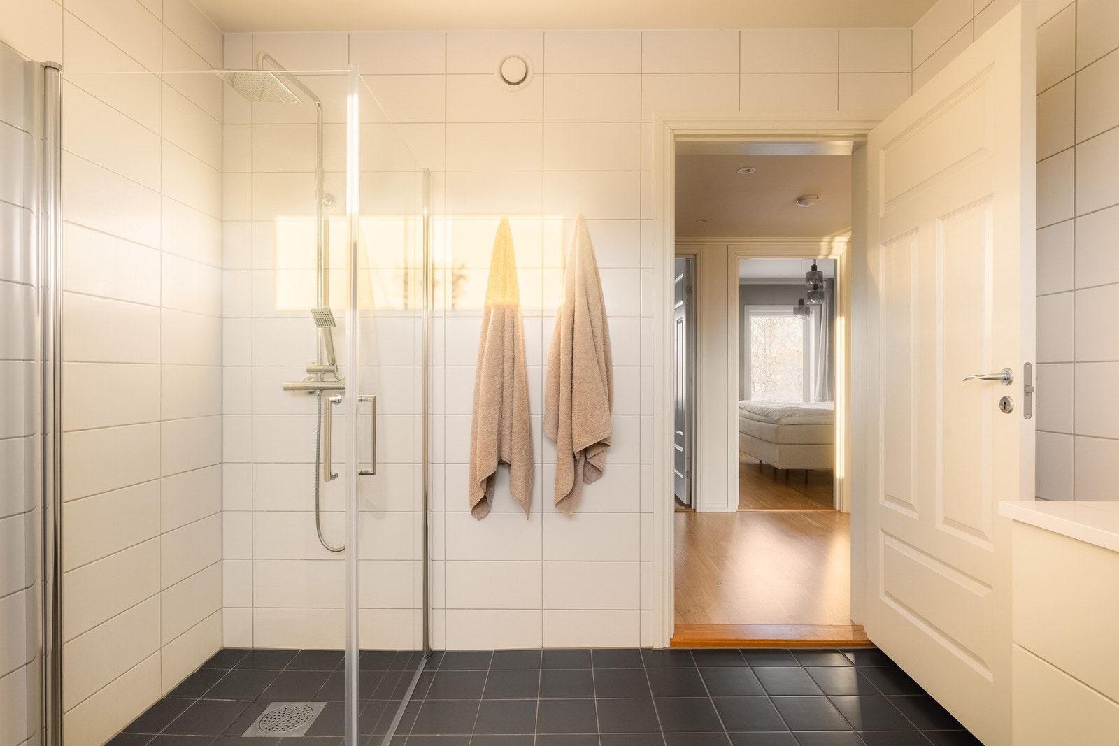 Innredningen består av benkeskap og høyskap med glatte fronter, speil over servant og dusj med innfellbare dører i herdet glass. Galleribilde