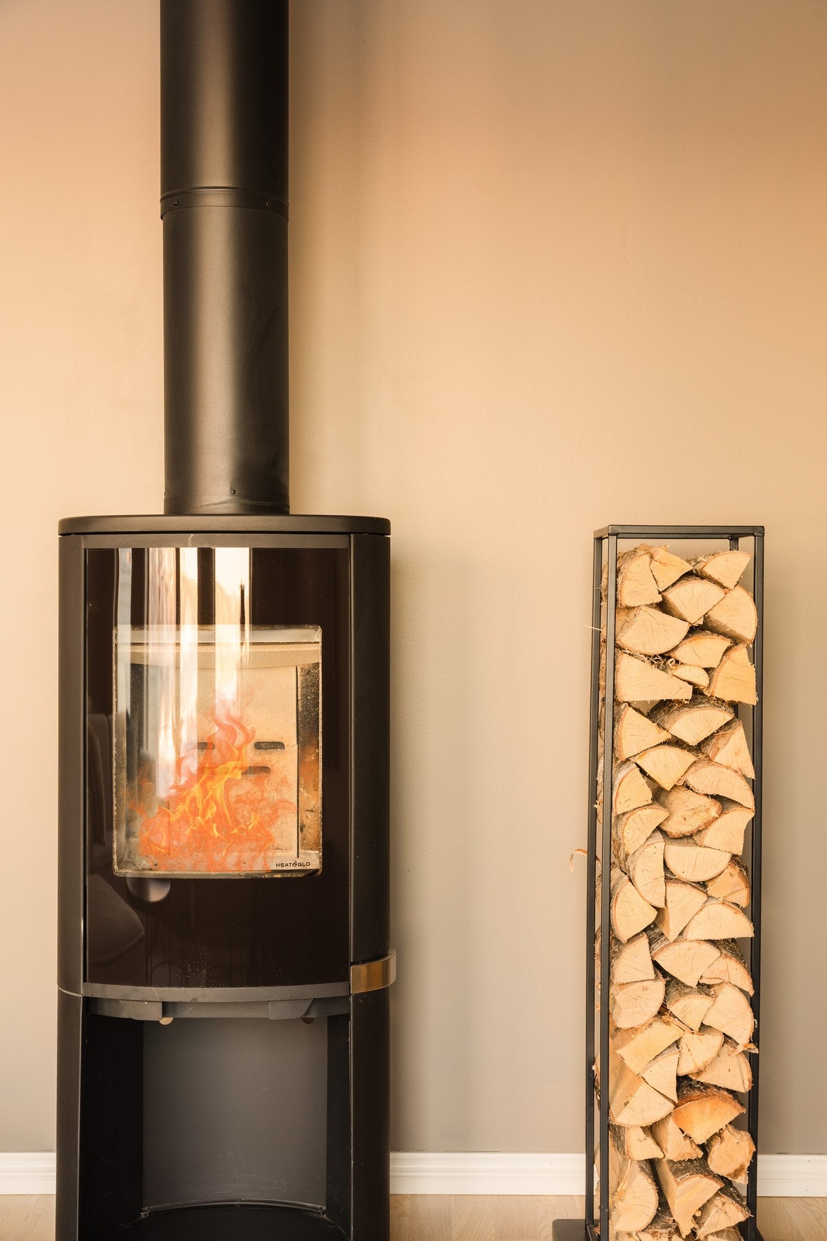 I stuen er det montert en koselig peisovn som bidrar til varme og hygge på kjøligere vinterdager. Galleribilde