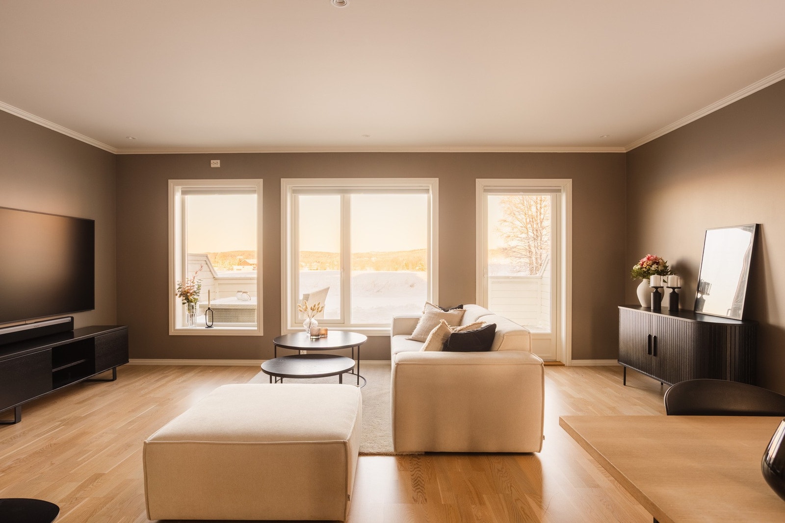 En pen og moderne kjedet enebolig fra 2018, beliggende i rolige og barnevennlige omgivelser med god intern beliggenhet. Galleribilde