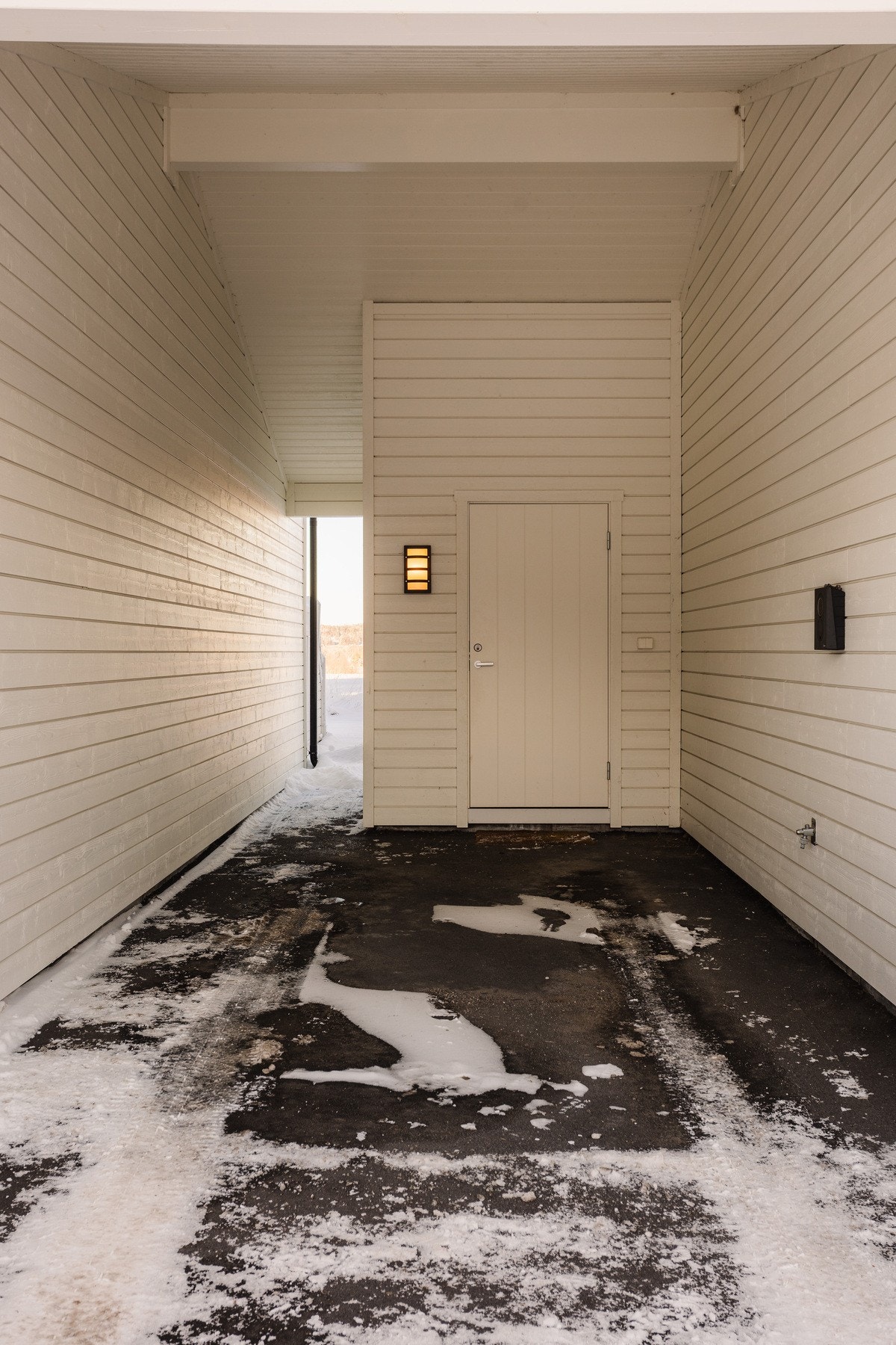 Carporten har innlagt strøm og belysning, og det er vannkran, bod og gjennomgang til hagen. Galleribilde