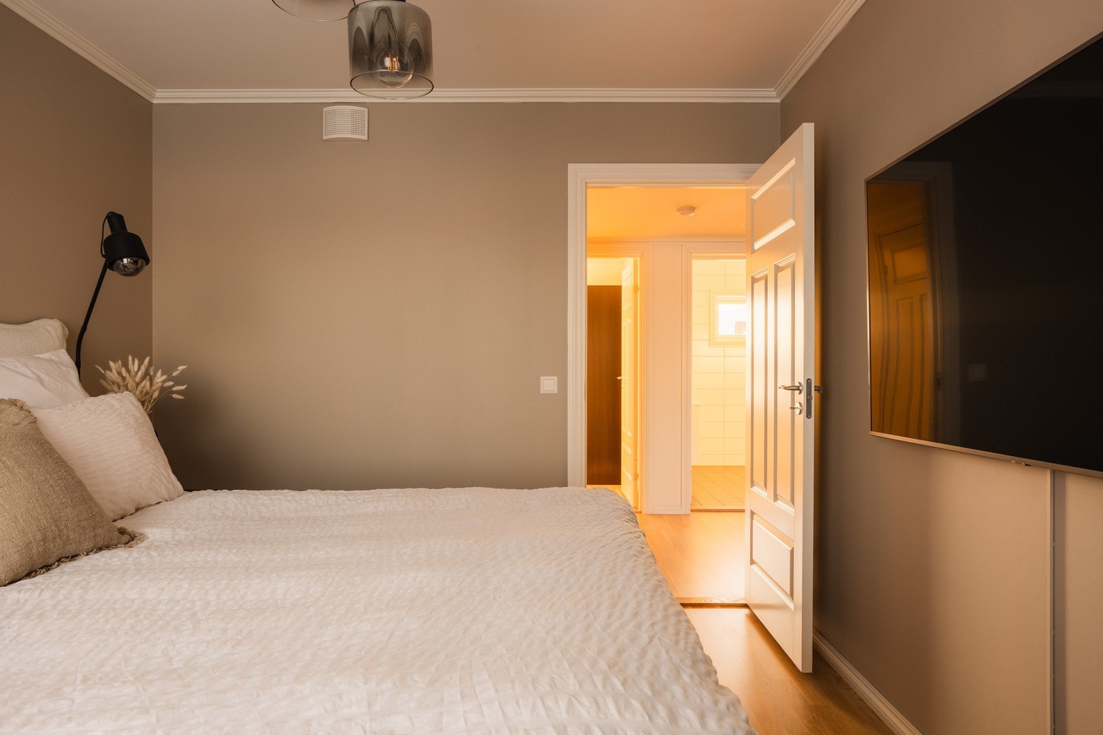 Her er det plass til både seng, garderobeløsning og øvrig møblement, og rommene kan enkelt tilpasses etter behov og livssituasjon. Galleribilde