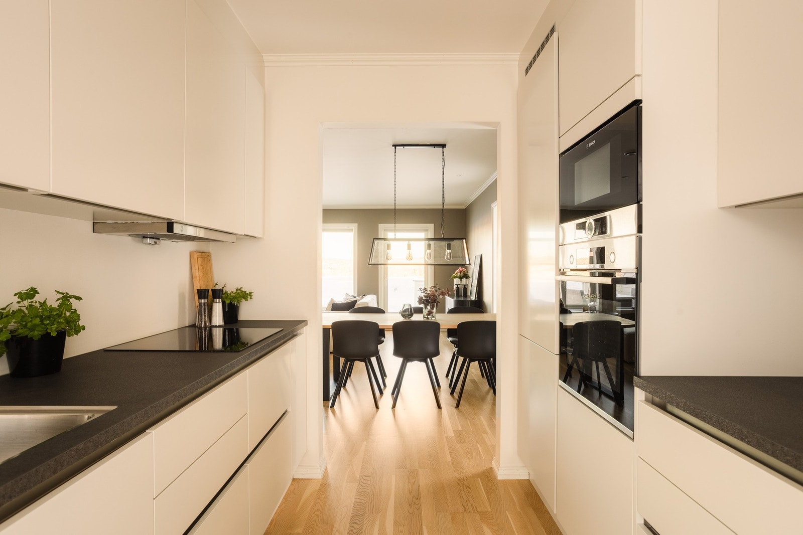 Her bor du landlig og fredelig, samtidig som du har kort og trygg gangavstand til butikker, skole for alle trinn og idrettsanlegg. Galleribilde