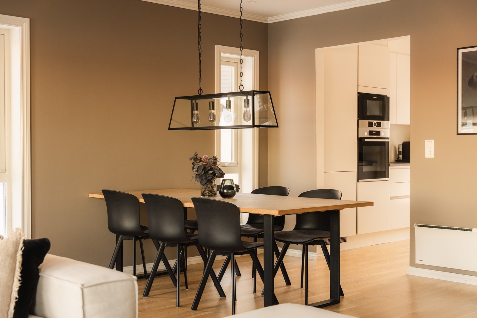 Spiseplassen er naturlig integrert i rommet og er helt perfekt for både hverdagsmiddager og hyggelige sammenkomster med familie og venner. Galleribilde