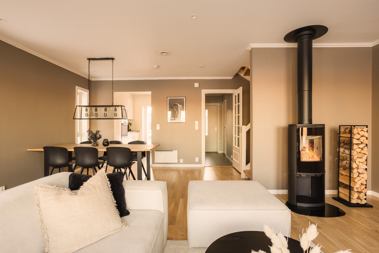 Stuen er lys, romslig og svært innbydende, et naturlig samlingspunkt i boligen. Galleribilde