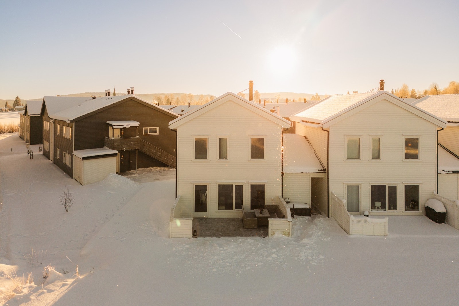Beliggenheten er ideell for familier, i trygge og rolige omgivelser med gangavstand til barnehager, fritidsaktiviteter og skole for alle trinn. Galleribilde