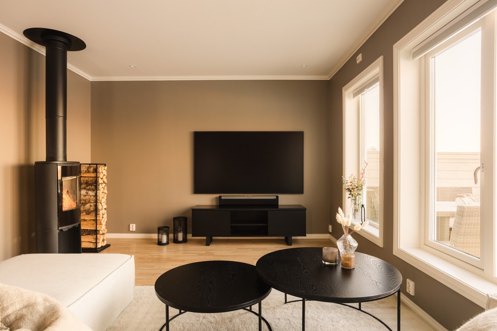 Her er det god plass til en romslig sofagruppe hvor man kan trekke seg tilbake etter lange dager. Galleribilde