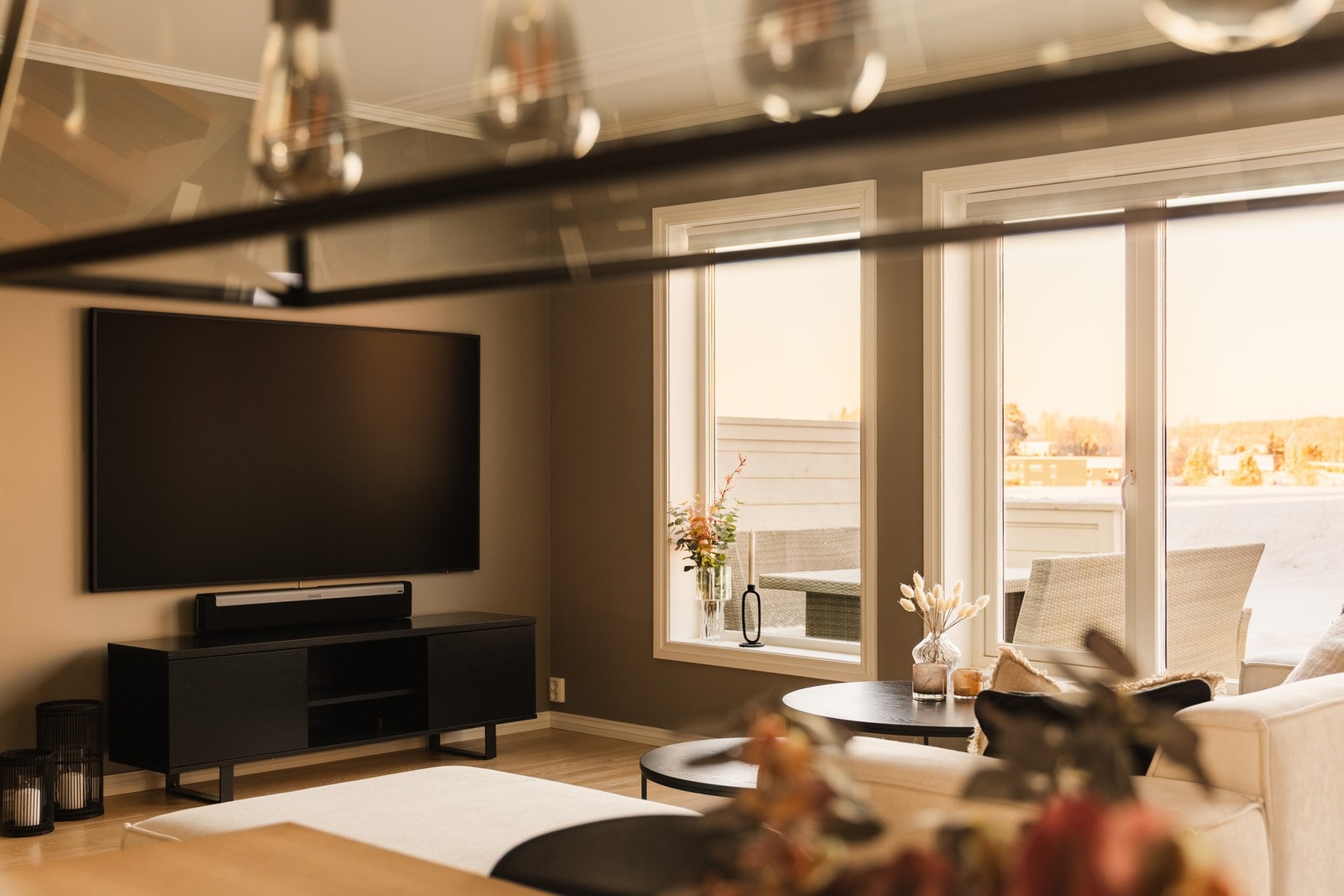 Boligen er en del av et koselig boligfelt, omkranset av skog og store åkre. Galleribilde