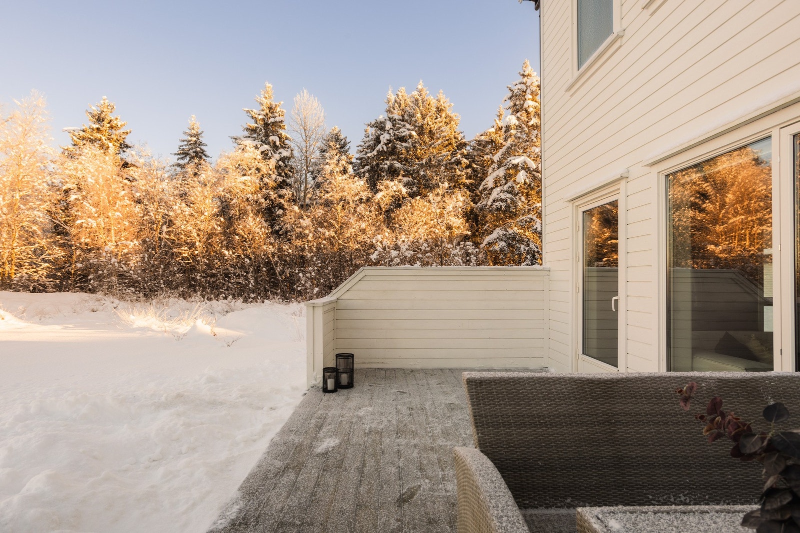 Tomten er flat og solrik, opparbeidet med uteplasser og hagearealer på begge sider. Galleribilde