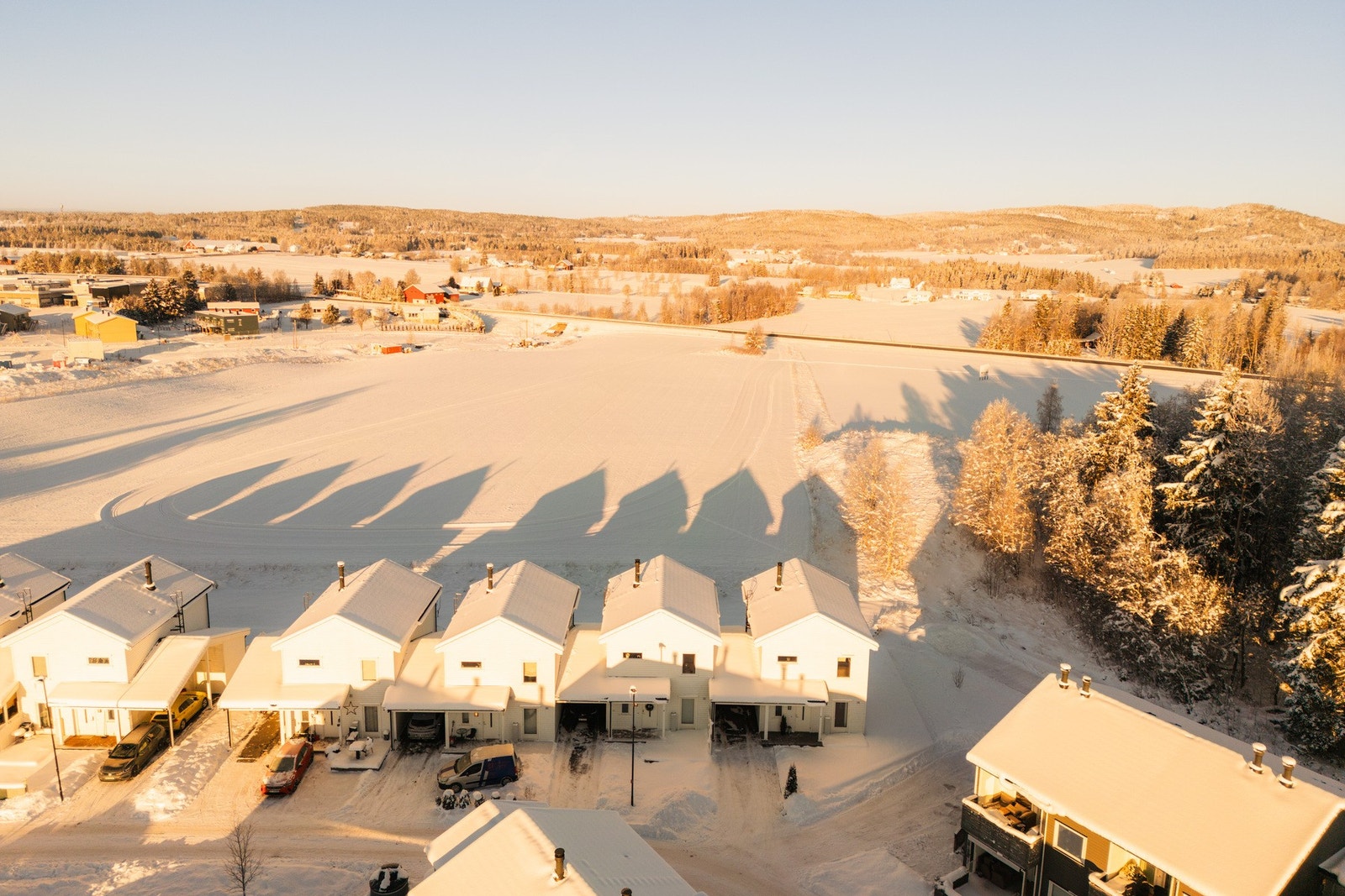 Nærmeste holdeplass er Aurskog sykehjem som ligger i underkant av 200 m fra boligen. Med bil fra tar det ca. 10 min til Bjørkelangen, 20 min til Fetsund, 25 min til Lillestrøm og 45 min til Oslo lufthavn. Galleribilde