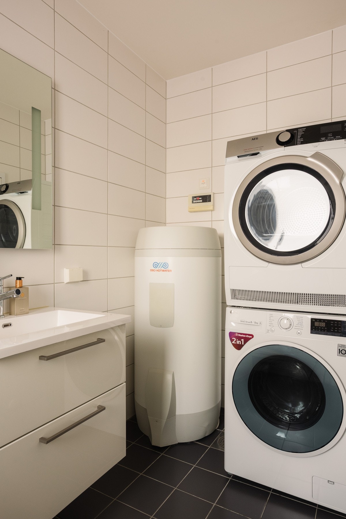 Rommet er innredet med benkeskap med glatte fronter, servant med speil over, veggfestet klosett med innebygget sisterne og opplegg for vaskemaskin. Galleribilde