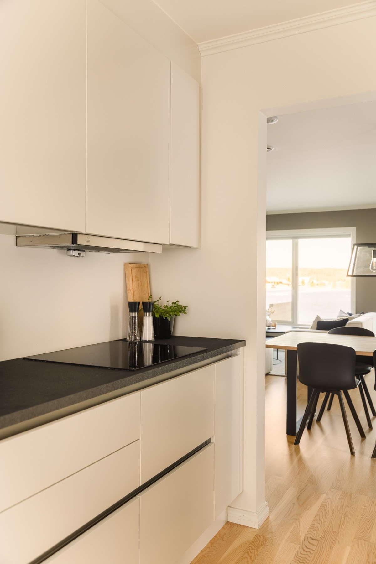 Kjøkkenet fremstår som moderne, ryddig og funksjonelt, med en effektiv planløsning som gir gode arbeidsforhold. Galleribilde