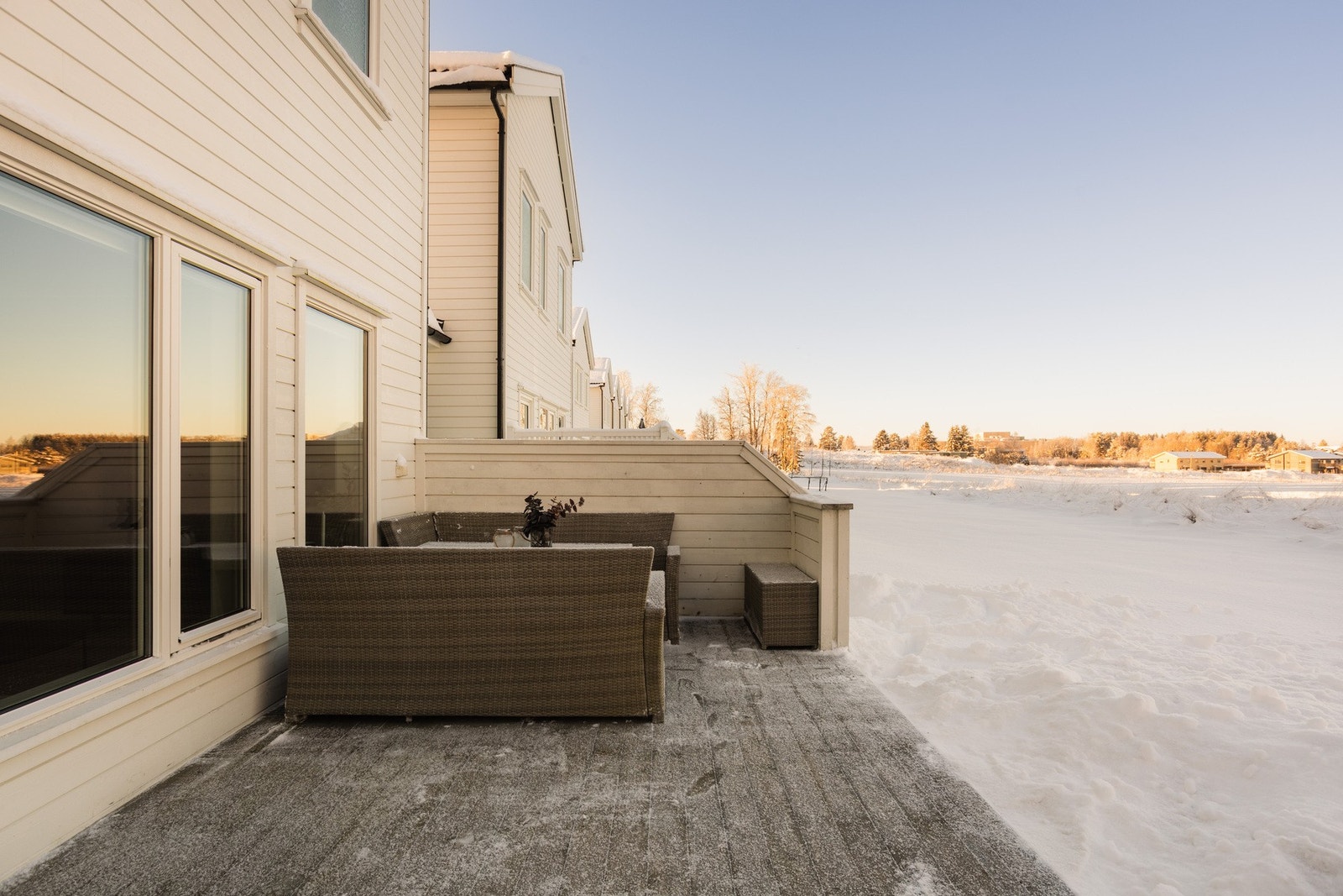 Levegger gir fin skjerming og uterommet innredes enkelt i ulike soner. Galleribilde