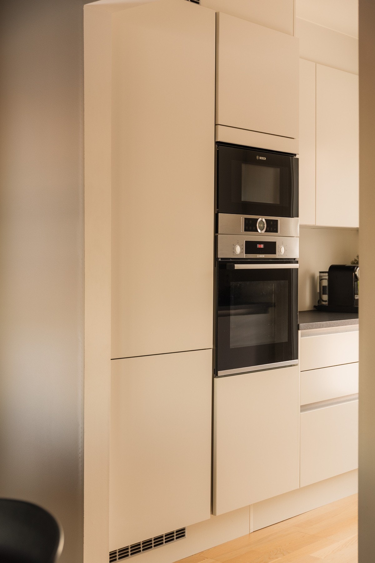 Her er det rikelig med skap- og benkeplass, samt integrerte hvitevarer som platetopp, stekeovn, oppvaskmaskin, mikrobølgeovn og kjøl/frys. Galleribilde