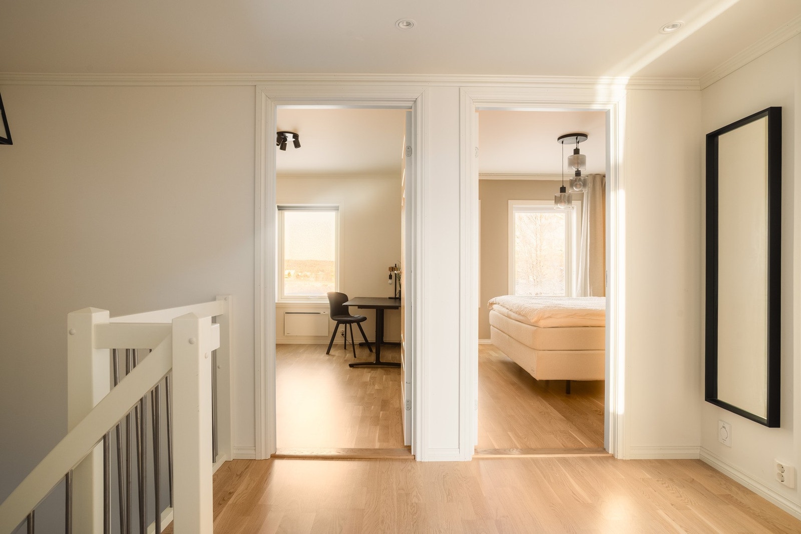 Boligen byr på tre gode og romslige soverom samlet i andre etasje, noe som gir en praktisk og familievennlig planløsning. Galleribilde