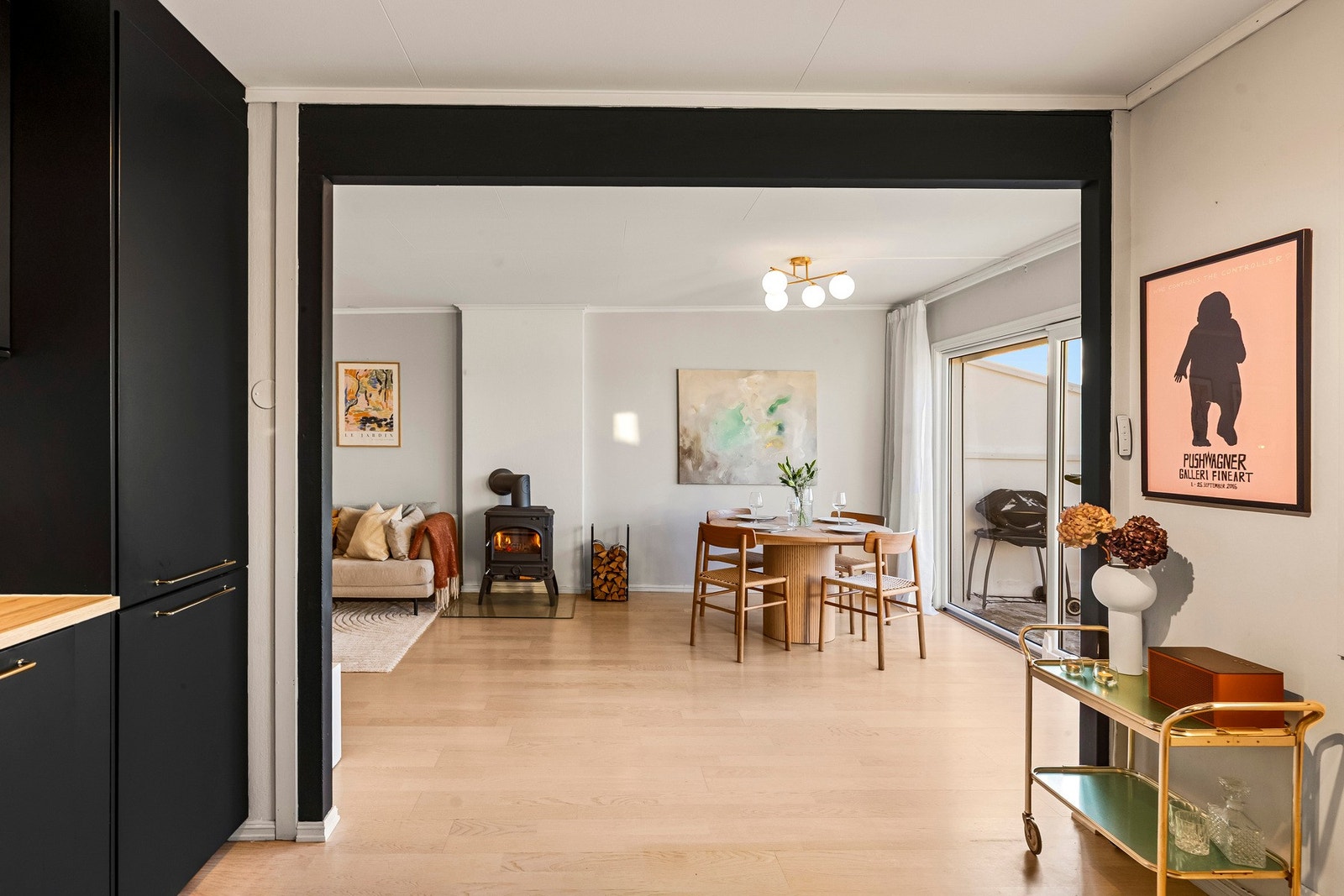 Rommet er naturlig inndelt i ulike brukssoner, og de nøytrale fargevalgene gjør det enkelt å sette sitt preg på interiøret Galleribilde