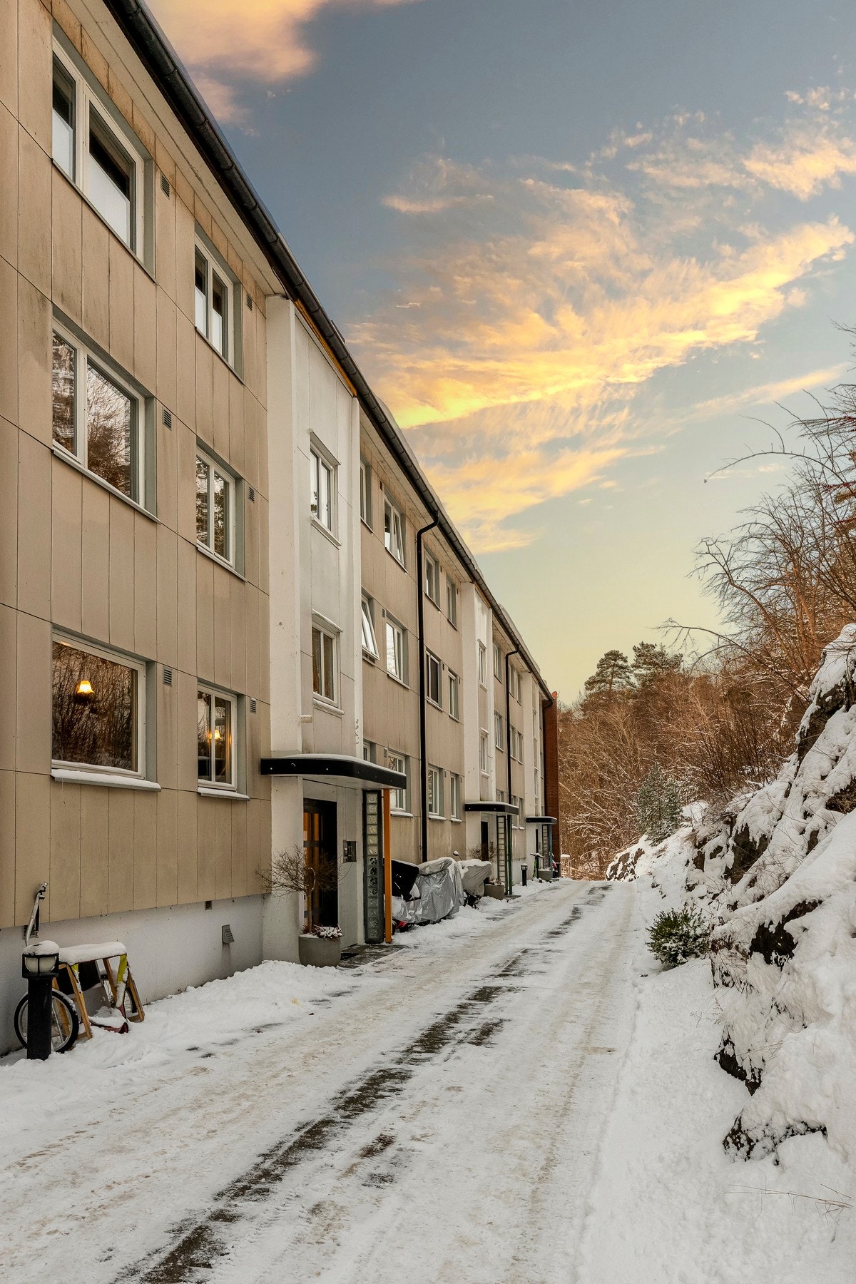 Begge soverom vender ut mot borettslagets rolige bakgård Galleribilde