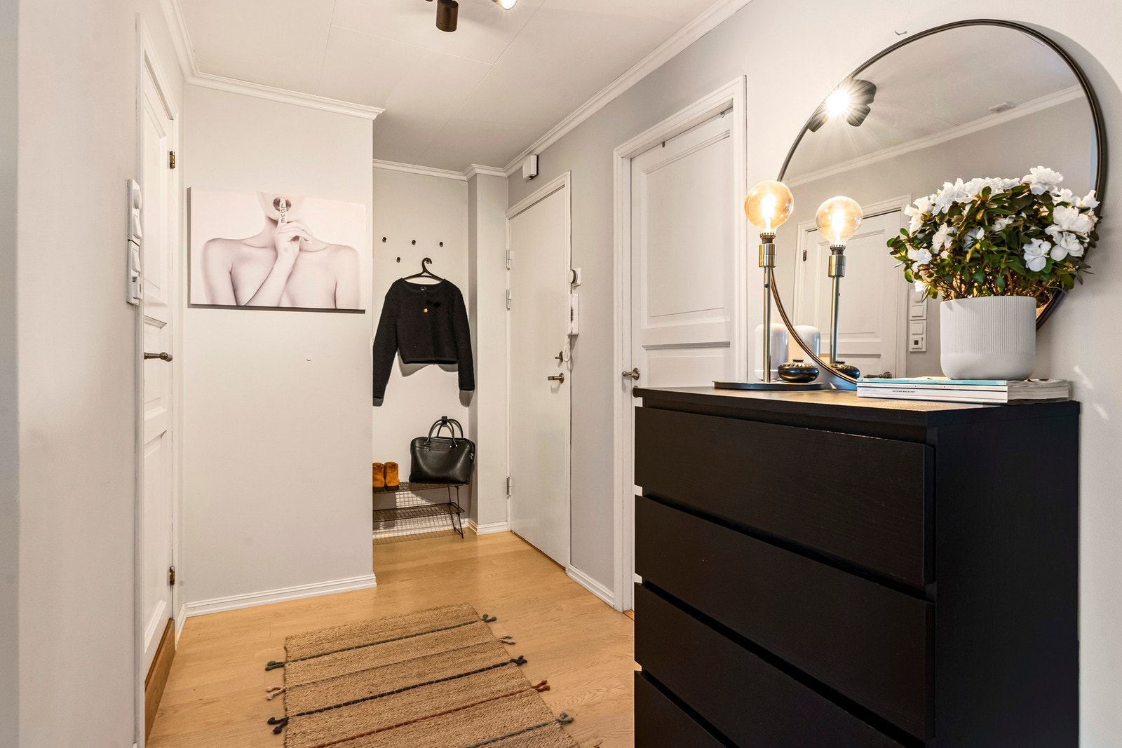 Velkommen inn til en innbydende entre med porttelefon Galleribilde